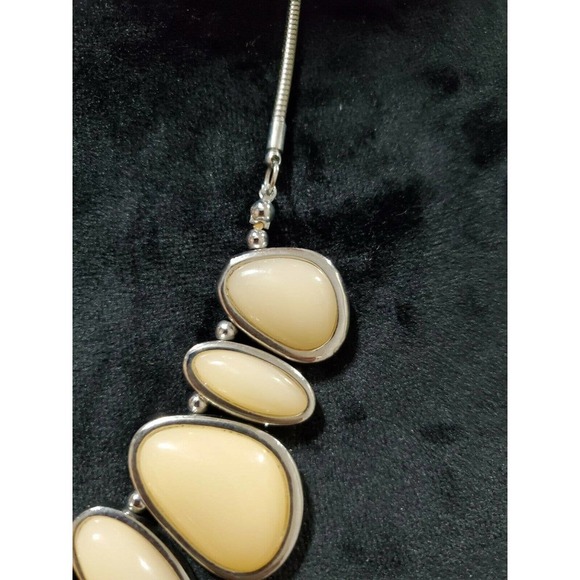 Women's Light peach Oval Pebbles Beaded Necklace. - Picture 4 of 7